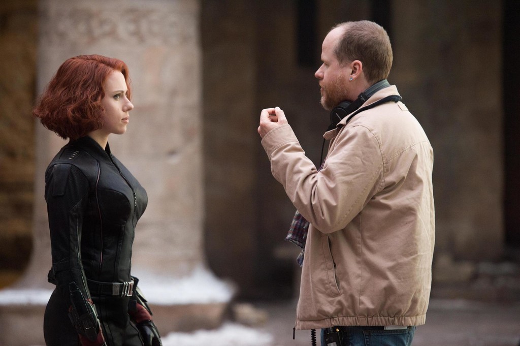 Joss Whedon con Scarlett Johansson en el rodaje de Vengadores