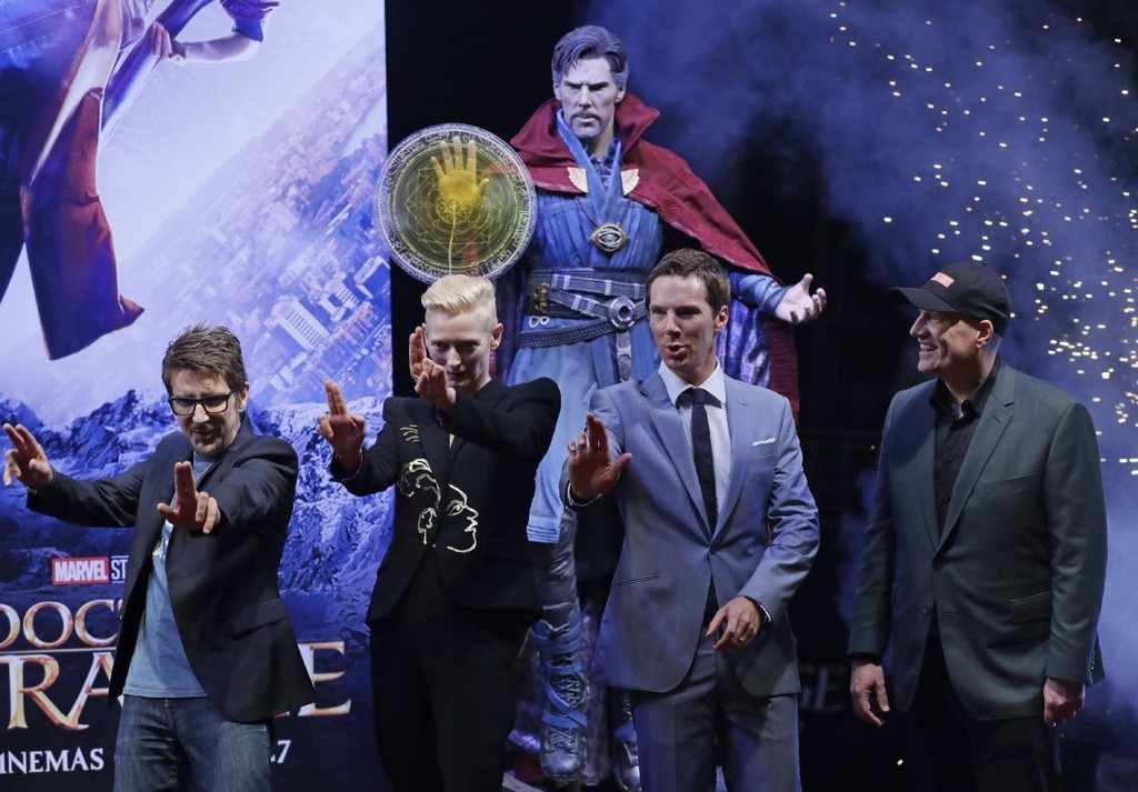 Derrickson, Swinton y Cumberbatch con Kevin Feige en la premiere del film en Hong Kong