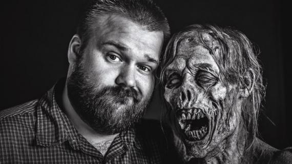 Robert Kirkman junto a un zombi de The Walking Dead