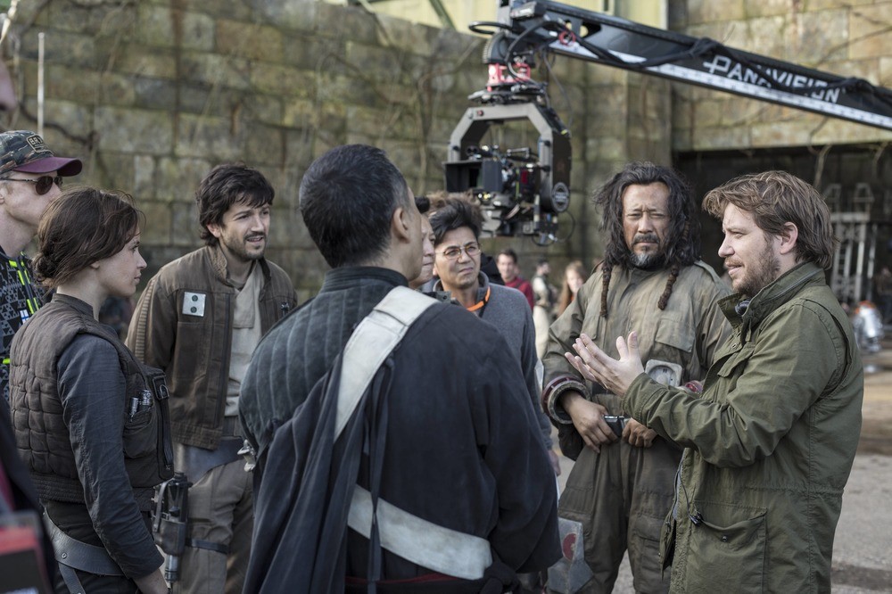 Gareth Edwards habla con los actores de Rogue One