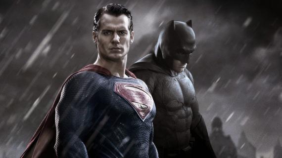 Henry Cavill como Superman y Ben Affleck como Batman en Batman v Superman: Dawn of Justice (2016)