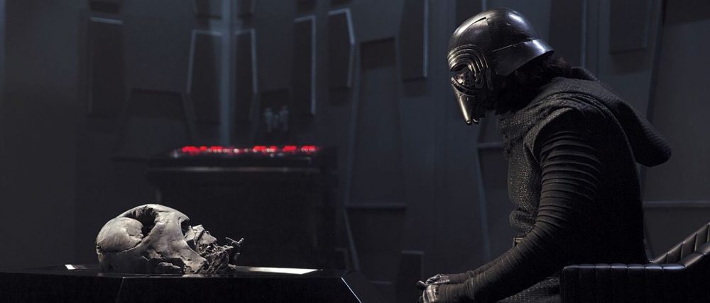 Kylo Ren y Darth Vader en 'Star Wars: El despertar de la Fuerza'