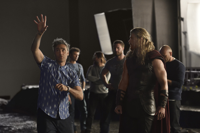 Taika Waititi y Chris Hemsworth en el set de Thor: Ragnarok (2017)