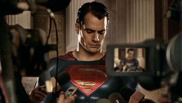Henry Cavill celebra el "National Superhero Day" vestido de Superman