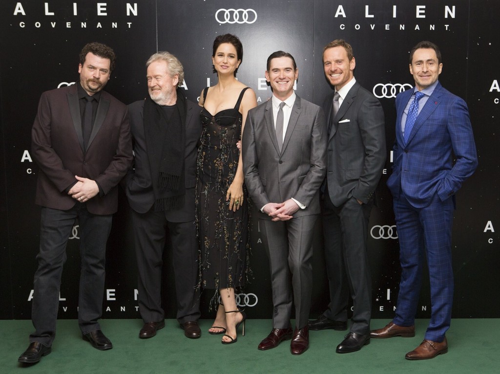 Scott con los protagonistas de Alien: Covenant en la premiere
