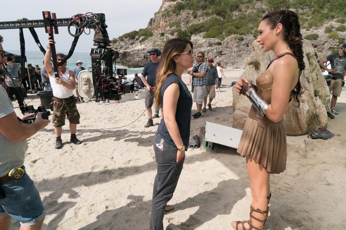 Imagen oficial del set de rodaje de Wonder Woman (2017), directora Patty Jenkins y protagonista Gal Gadot como Wonder Woman
