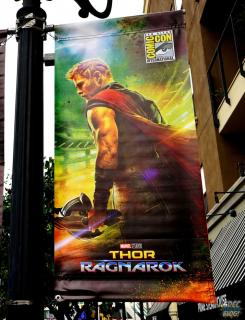 Póster de Thor: Ragnarok (2017) con motivo de la San Diego Comic Con 2017