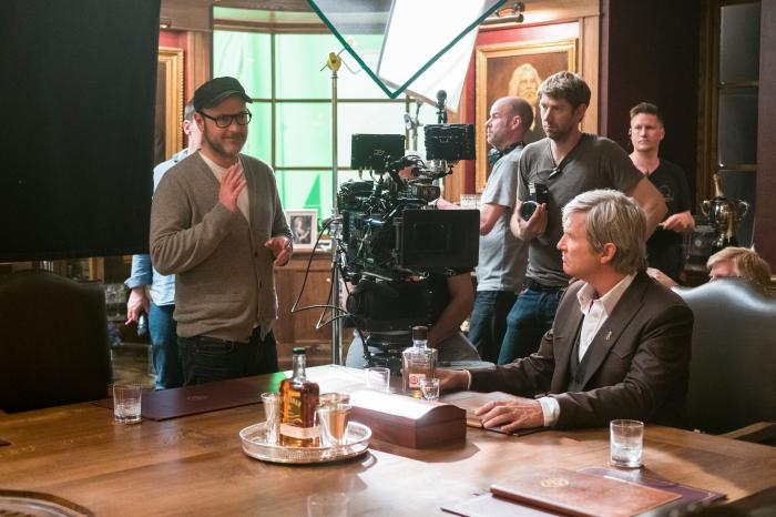 Imagen oficial del set de Kingsman: The Golden Circle (2017), director Matthew Vaughn y el actor Jeff Bridges