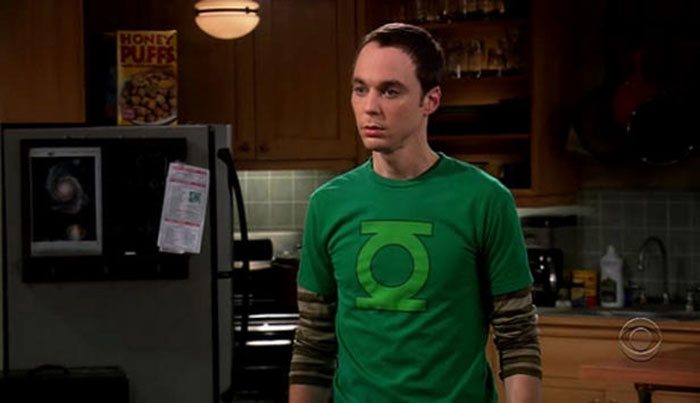 Sheldon Cooper en The Big Bang Theory con una camiseta friki
