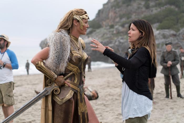 Imagen oficial del set de rodaje de Wonder Woman (2017), directora Patty Jenkins y Connie Nielsen como la Reina Hipólita