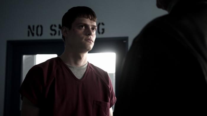 Un joven Grant Ward siendo reclutado por John Garrett en primera temporada de Agents of S.H.I.E.L.D.