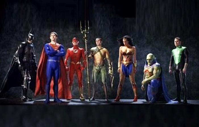 Imagen del reparto al completo en sus trajes en Justice League Mortal (2008)