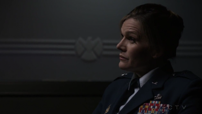 La general Hale siendo interrogada por Coulson (Capítulo 14)
