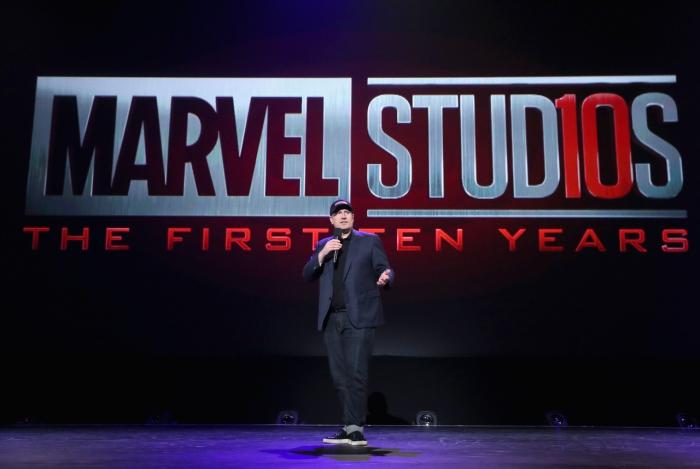 Kevin Feige presentando el logo del 10º aniversario de Marvel Studios en la D23 Expo