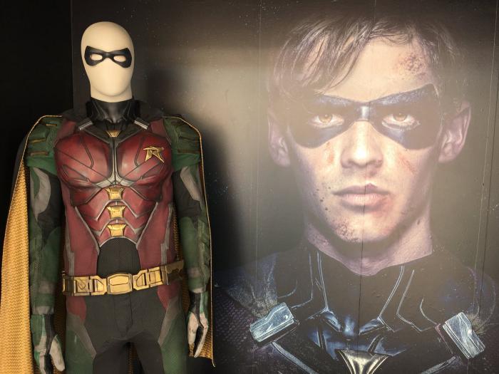 Atuendo de Robin en Titans (2018) mostrado en la San Diego Comic Con 2018