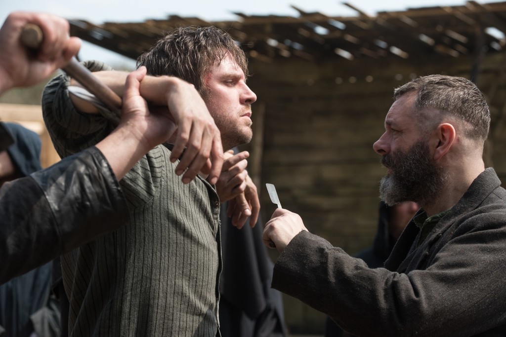 Brutal tráiler de 'El apóstol': Dan Stevens y Michael Sheen en la nueva salvajada de Gareth Evans ('The Raid')