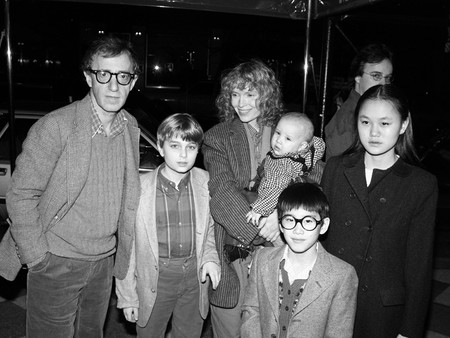 Woody Allen, Ronan Farrow, Mia Farrow con Dylan en brazos, Moses Farrow y Soon-Yi Previn