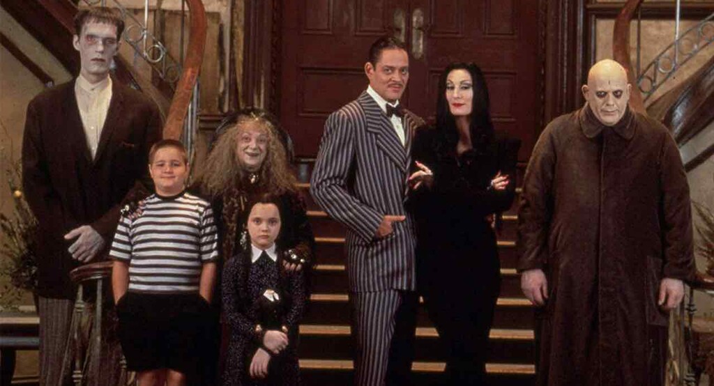 'La familia Addams' vuelve a la televisión con Tim Burton:  en marcha una nueva serie en acción real de los creadores de 'Smallville'