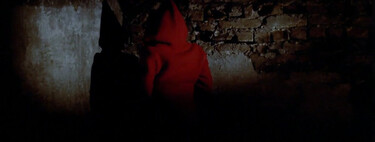 El abrigo rojo más impactante del cine no está en 'La lista de Schindler': la obra maestra del terror que marcó a cineastas como David Cronenberg, Edgar Wright o Ari Aster